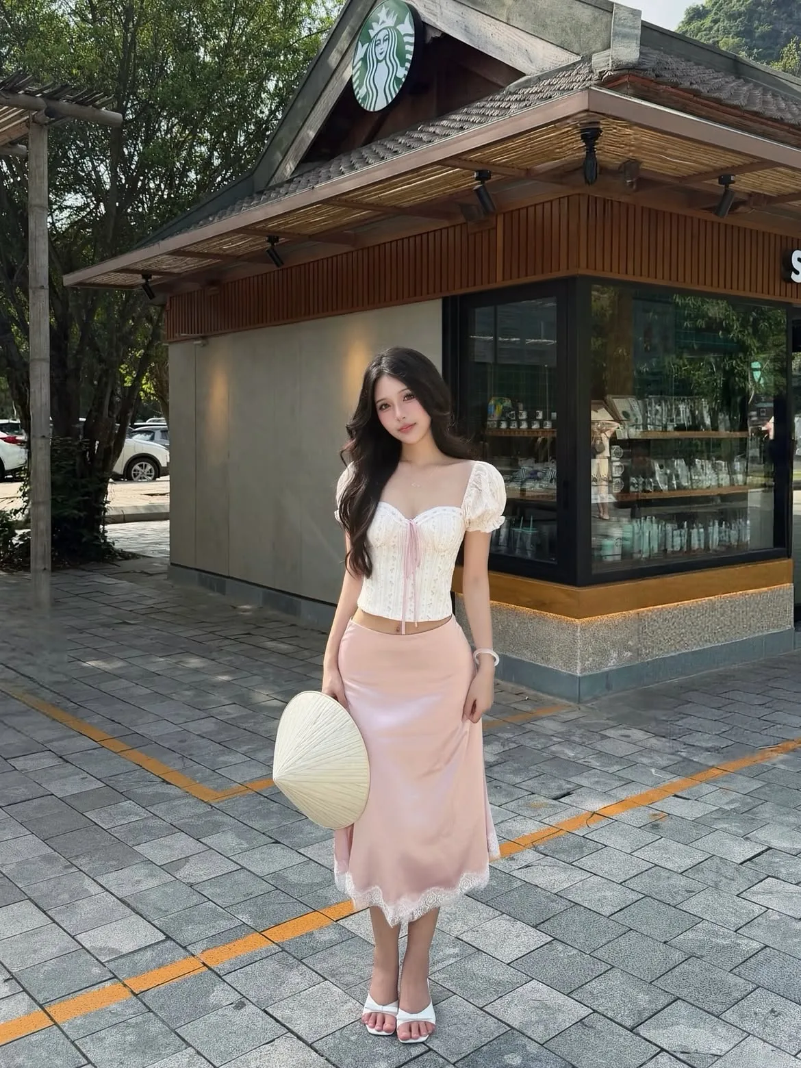 우아한 실크 스커트와 함께하는 매혹적인 발걸음