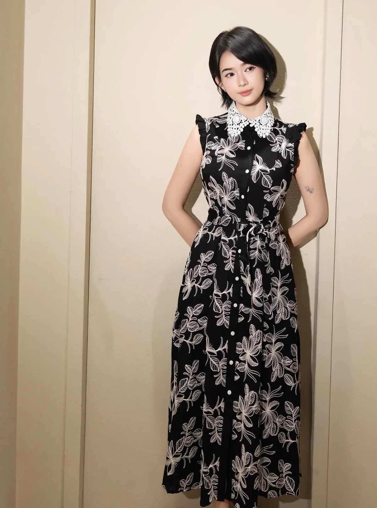 셔츠 원피스, 가을엔 러플·레이스 칼라로…레이어드 위해 디테일 줄여