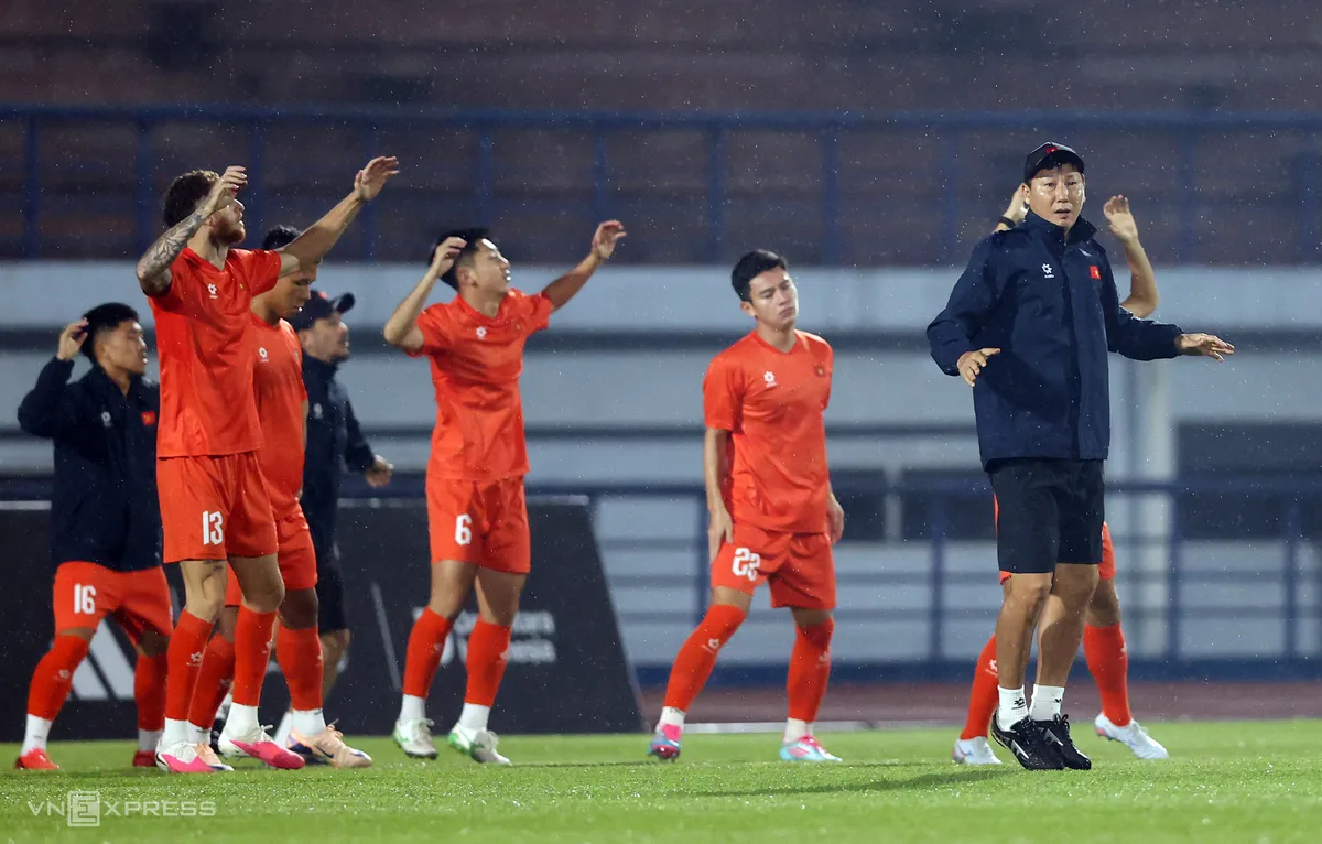 김상식, 폭우 속 선수들과 직접 몸풀기…태국전 앞 이례적 훈련