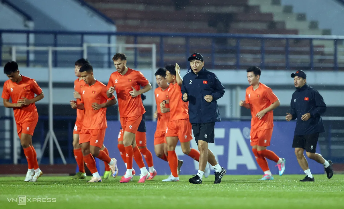 김상식, 폭우 속 선수들과 직접 몸풀기…태국전 앞 이례적 훈련