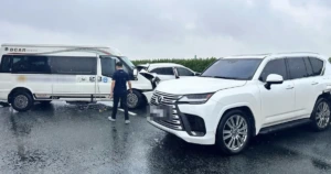 고속도로 중앙선 옆 급정거로 연쇄 추돌 2명 부상…렉서스 운전자 구금