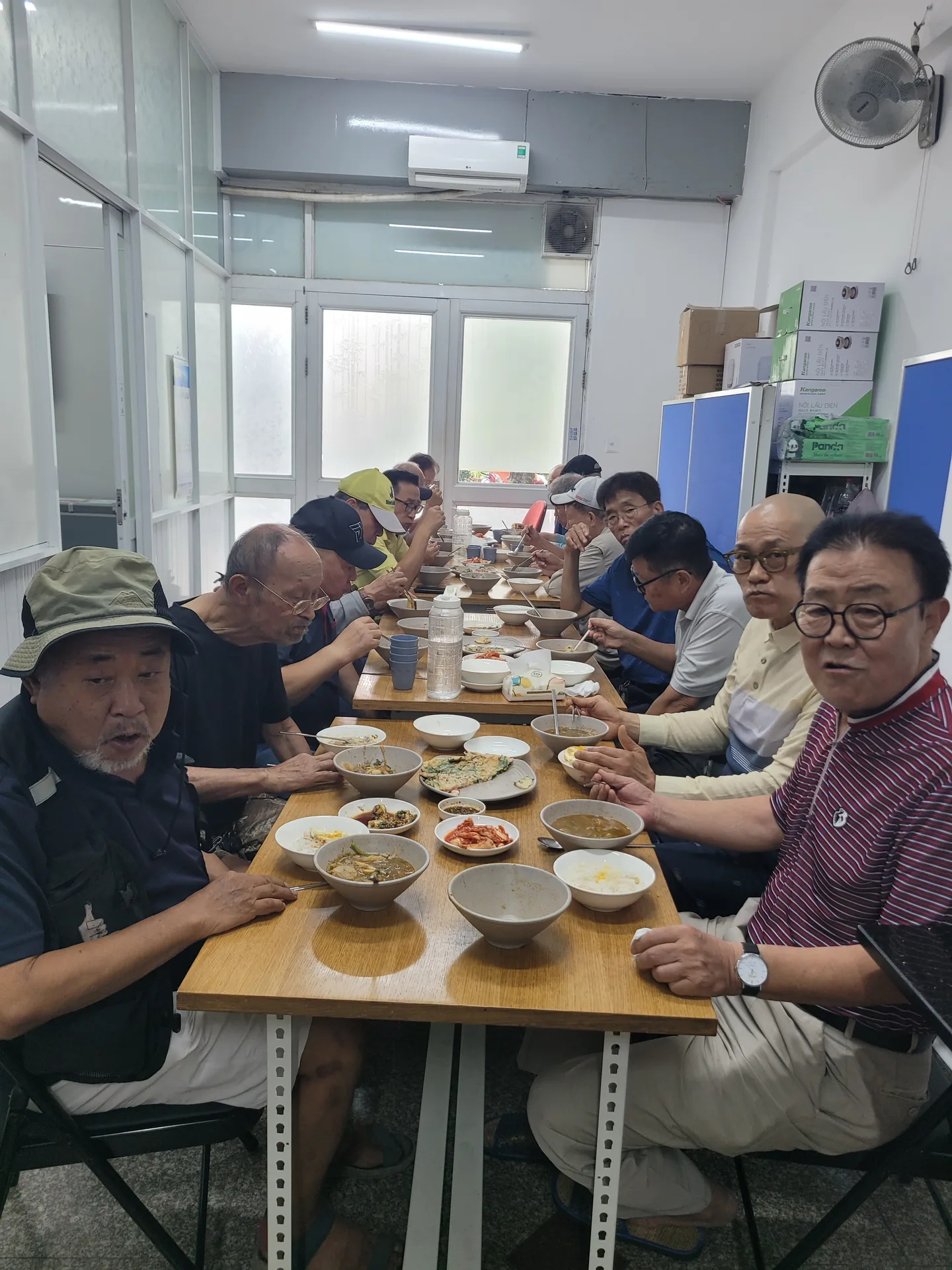 (사)대한노인회 베트남지회 식사 활동 모습