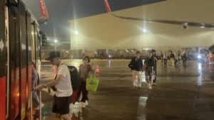떤선녓 공항 이틀 연속 폭우 마비…1일 오후 항공편 8바퀴 선회 후 껀터·캄란 회항