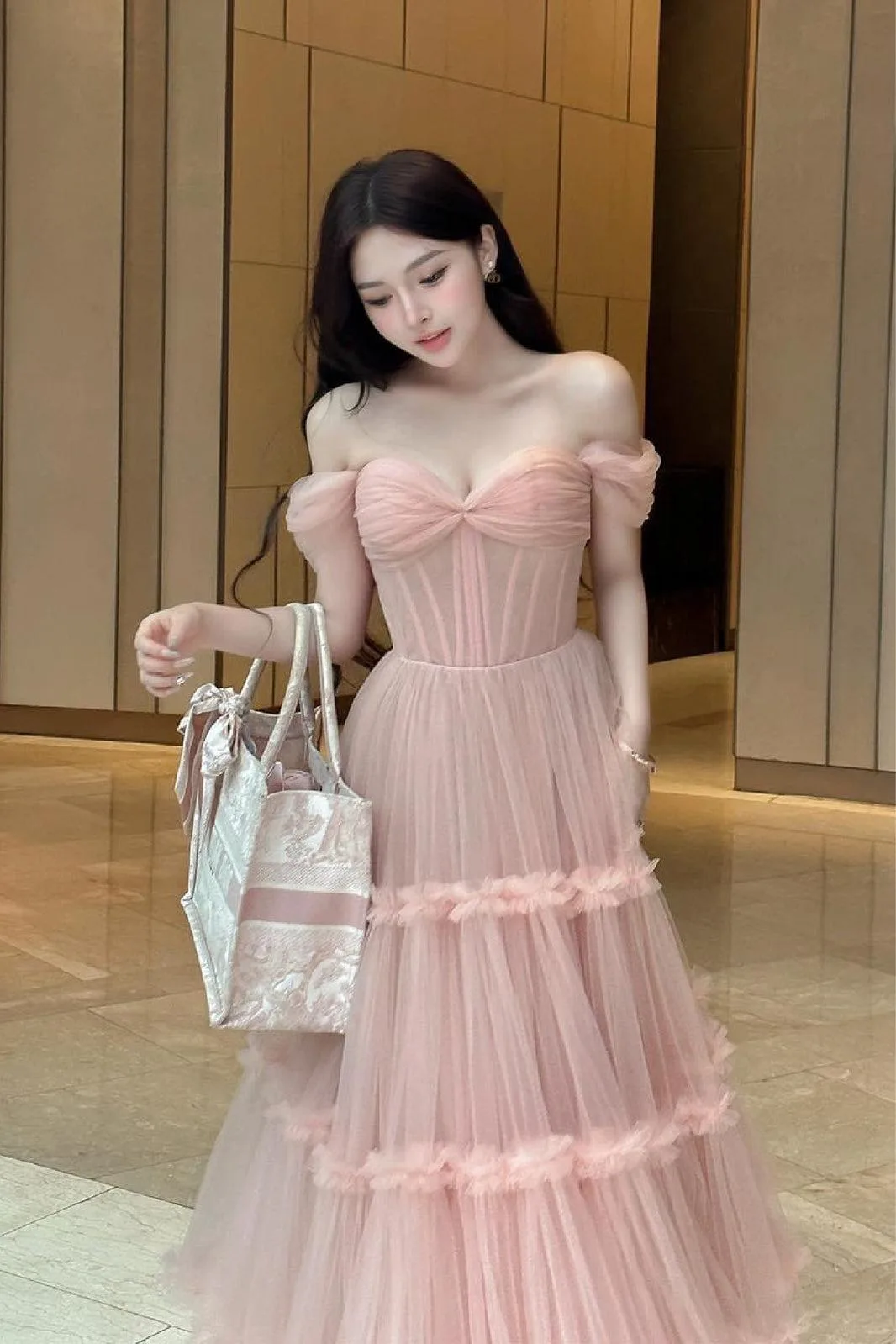 튤 드레스, 웨딩·무대 넘어 일상 패션으로 확산