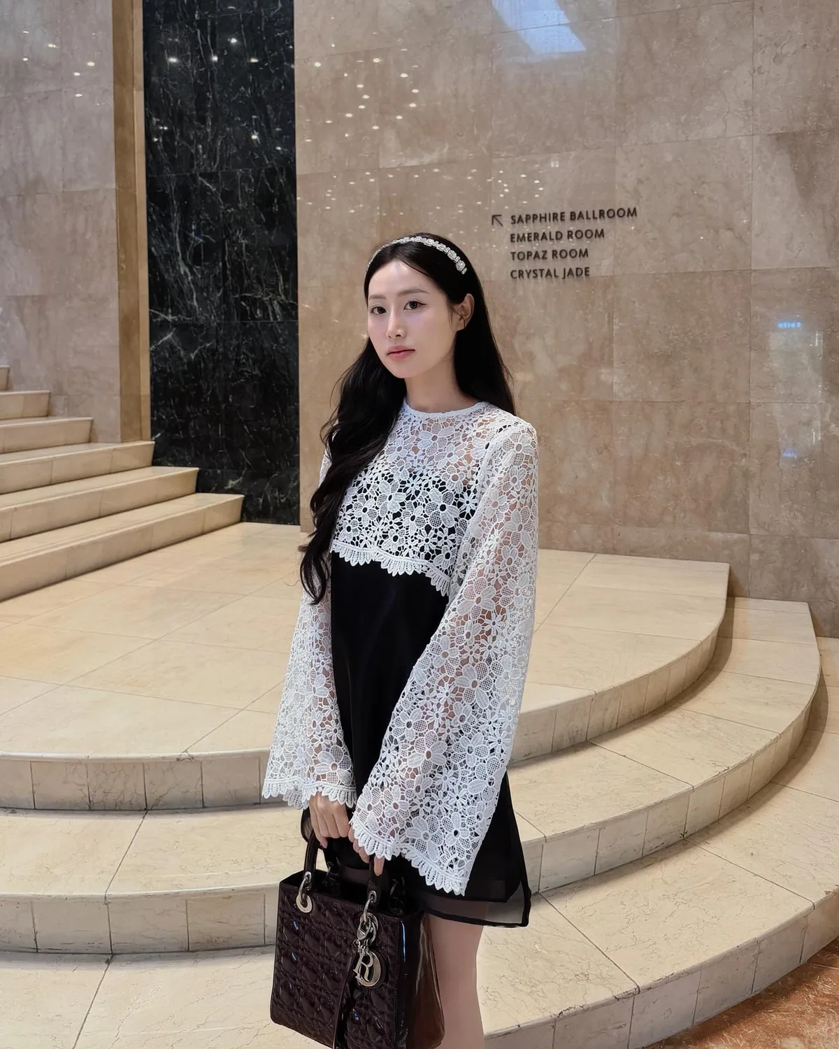 긴팔 상의로 직장·주말 모두 소화…레이스·밝은 톤이 여성스러움 더해