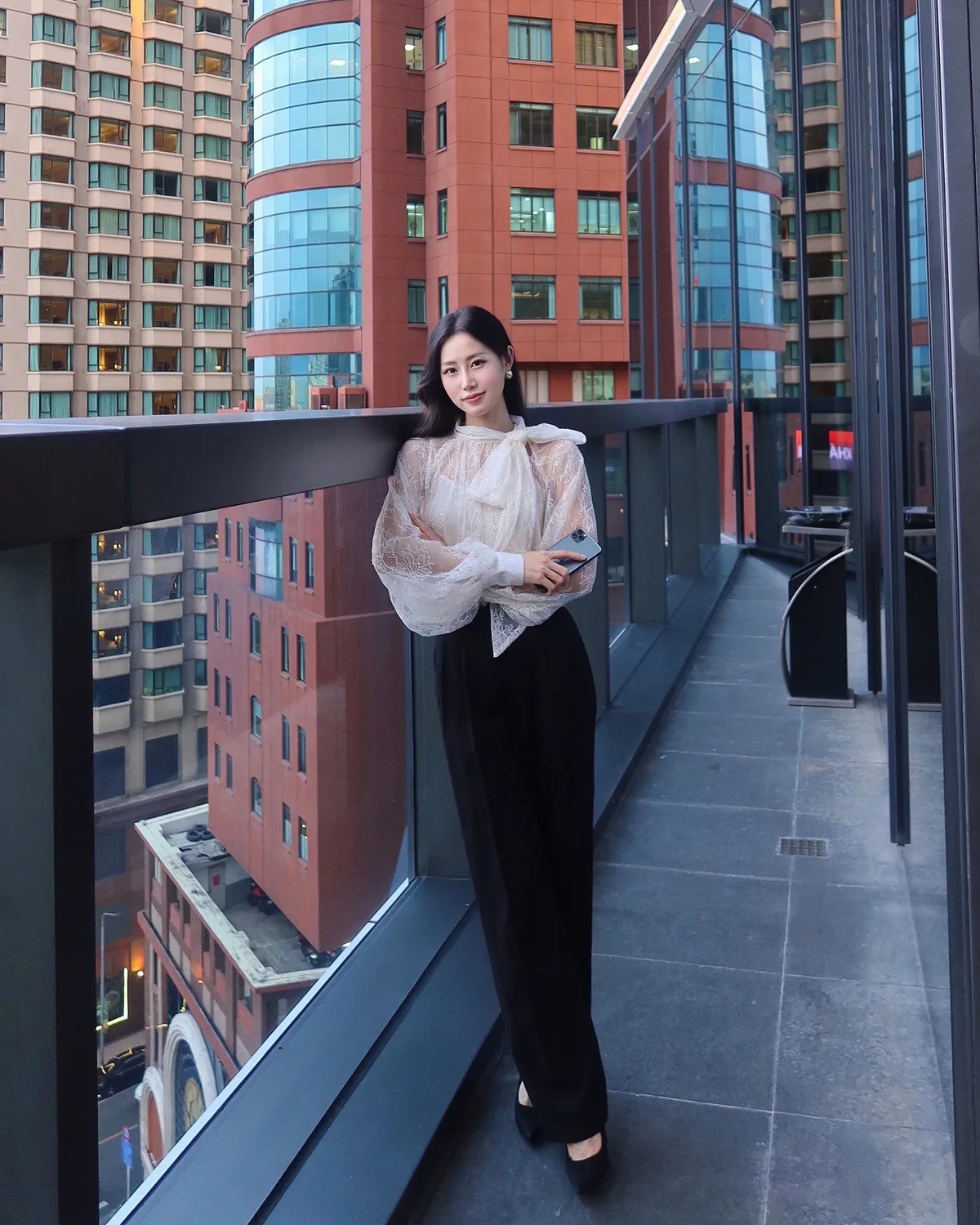 긴팔 상의로 직장·주말 모두 소화…레이스·밝은 톤이 여성스러움 더해