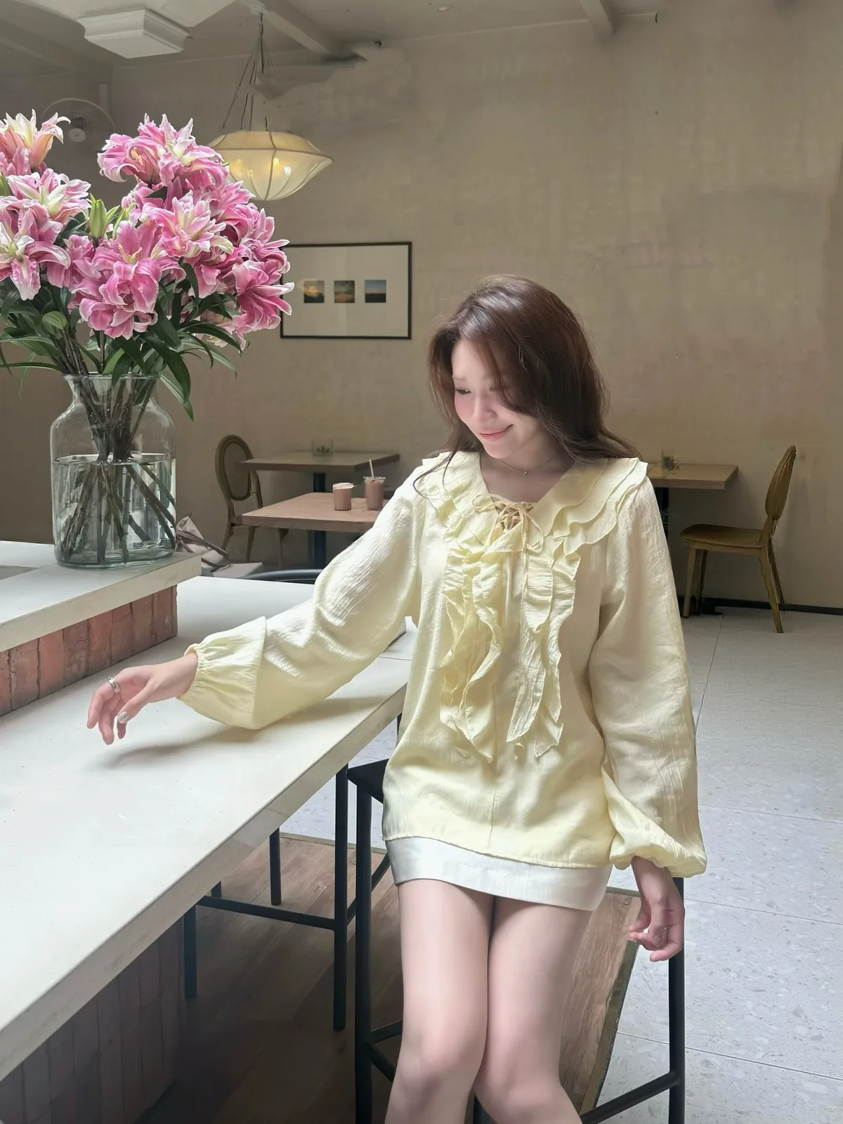 긴팔 상의로 직장·주말 모두 소화…레이스·밝은 톤이 여성스러움 더해