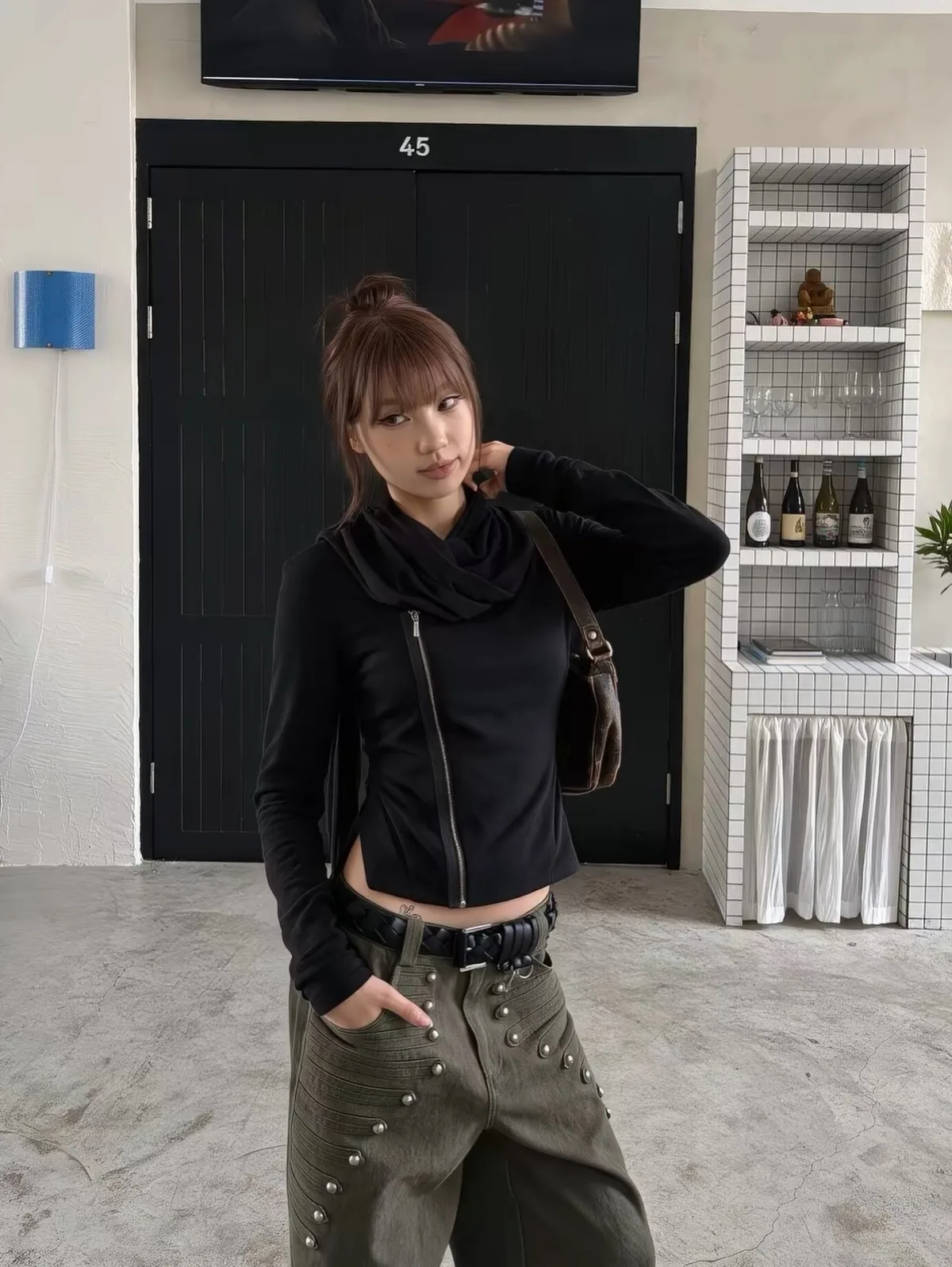 긴팔 상의로 직장·주말 모두 소화…레이스·밝은 톤이 여성스러움 더해
