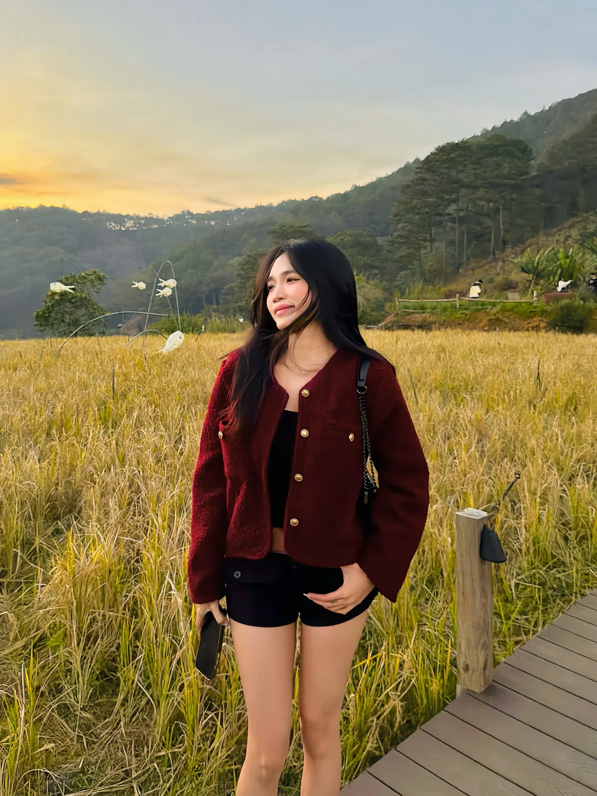 버건디 레드, 피부 톤 보정 효과로 사무실·파티 전 공간서 인기