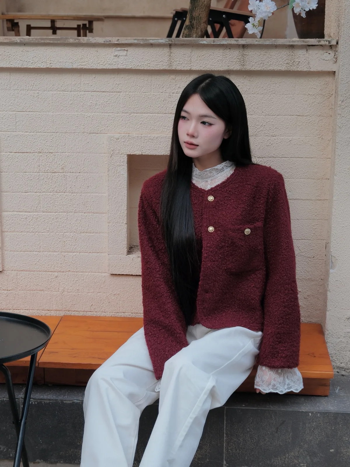 버건디 레드, 피부 톤 보정 효과로 사무실·파티 전 공간서 인기