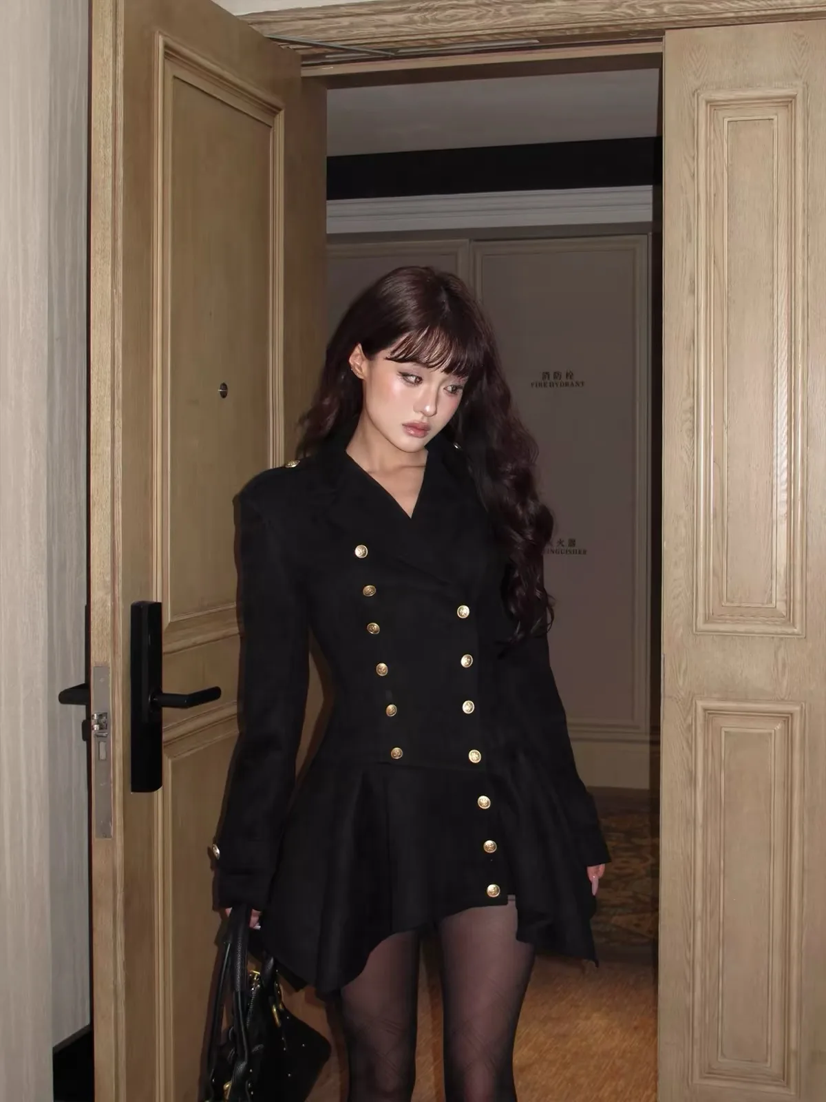 블랙 모노크롬 레이어드…밀리터리 랩 드레스와 코트 숄더 스타일링