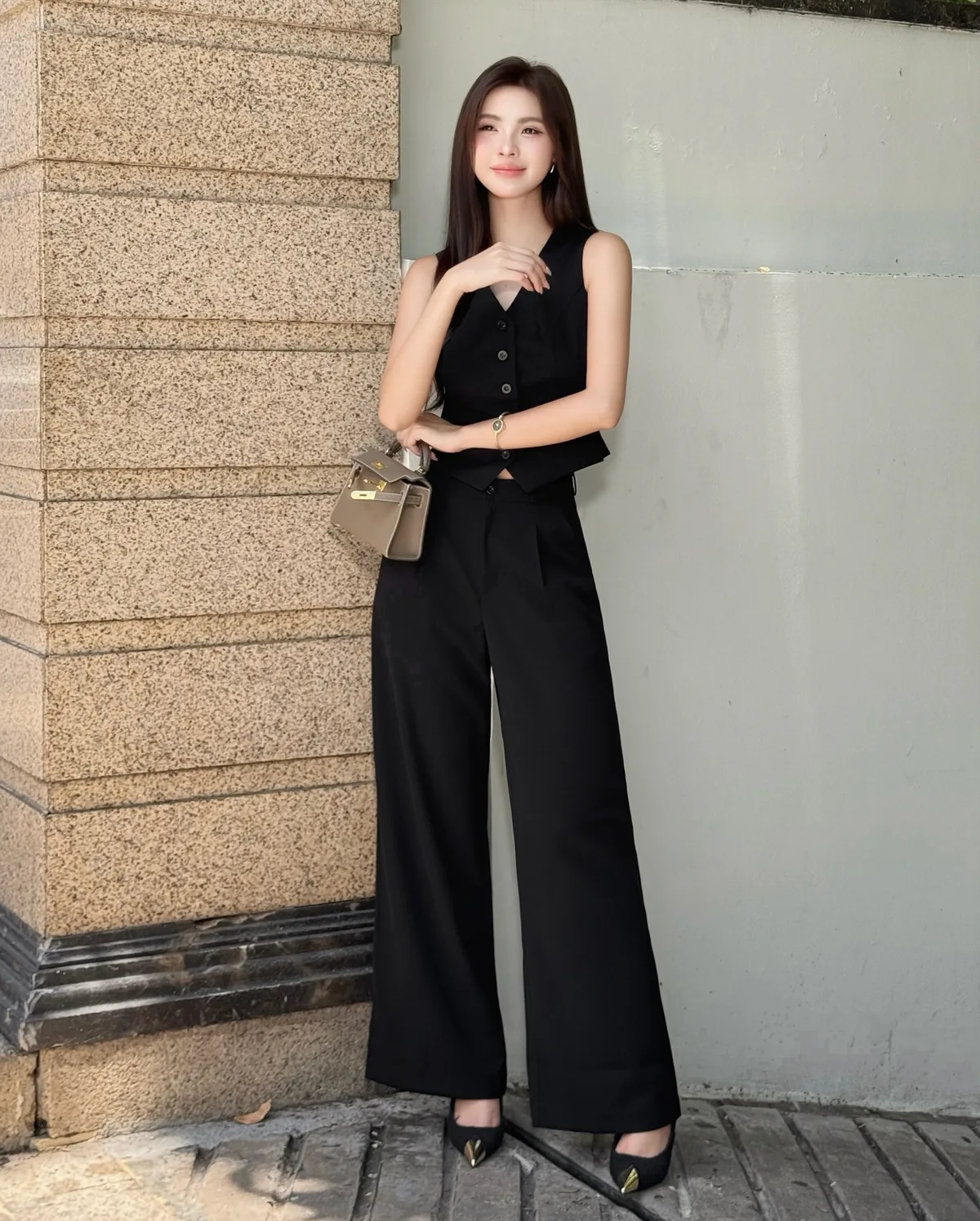 블랙 모노크롬 레이어드…밀리터리 랩 드레스와 코트 숄더 스타일링