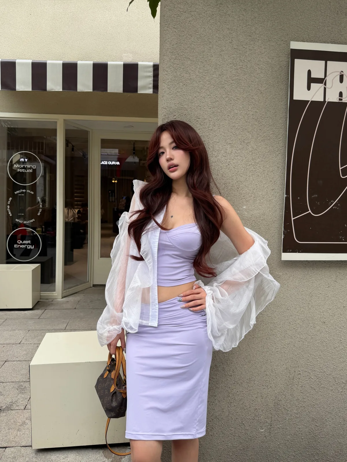 라벤더·파스텔 퍼플, 흰색 매치로 부드러운 여성미 완성