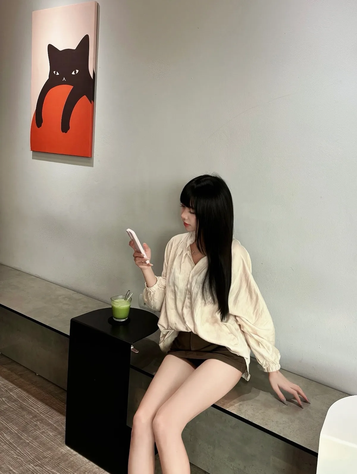 밝은 상의·어두운 하의 배치만으로 허리선 살리고 다리 길어 보이는 효과