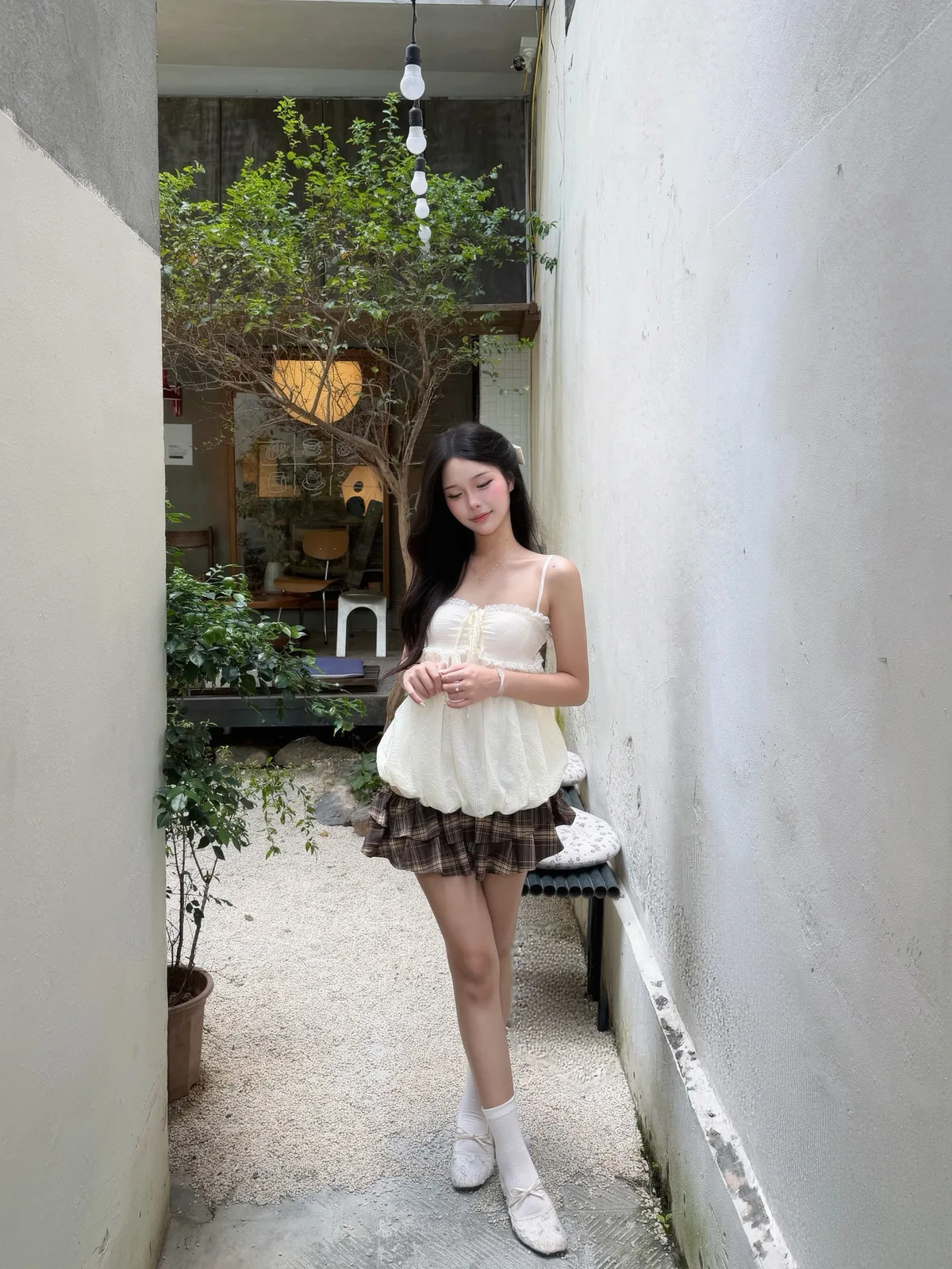 밝은 상의·어두운 하의 배치만으로 허리선 살리고 다리 길어 보이는 효과