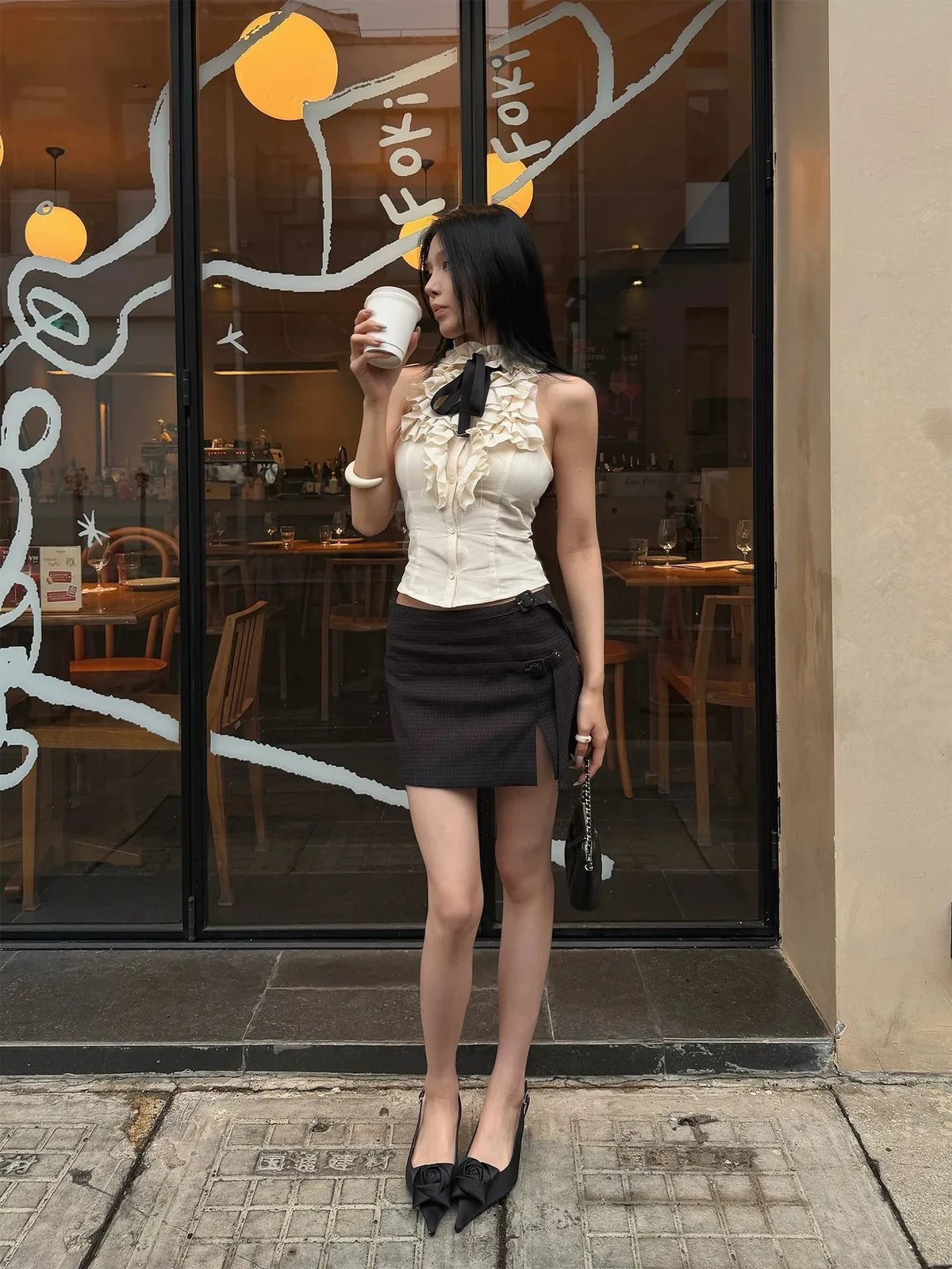 밝은 상의·어두운 하의 배치만으로 허리선 살리고 다리 길어 보이는 효과