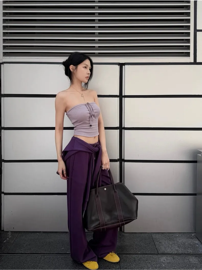 밝은 상의·어두운 하의 배치만으로 허리선 살리고 다리 길어 보이는 효과