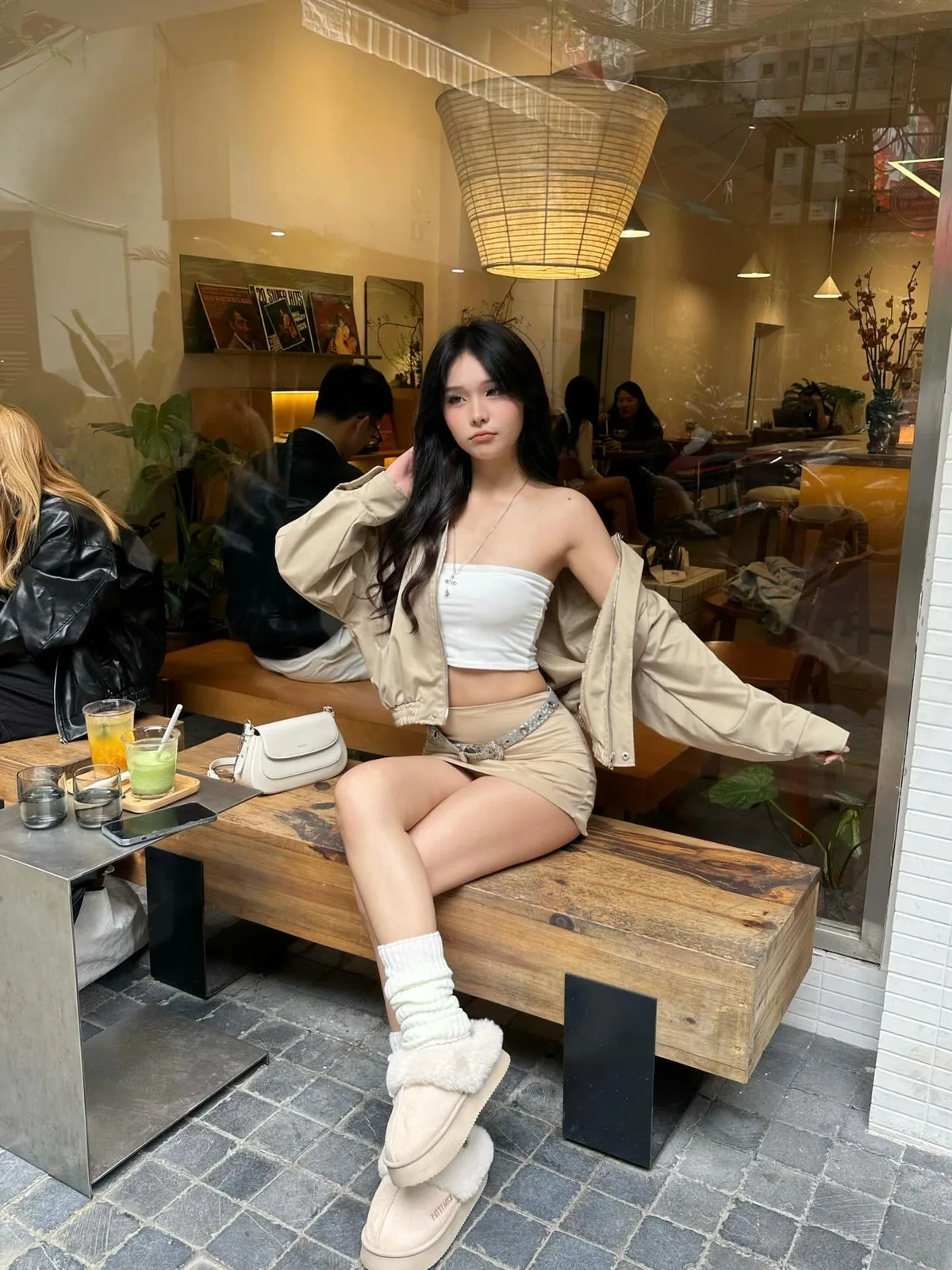 퍼 부츠부터 탈착 가능한 레그 워머까지…가을 퍼 슈즈 스타일링 가이드
