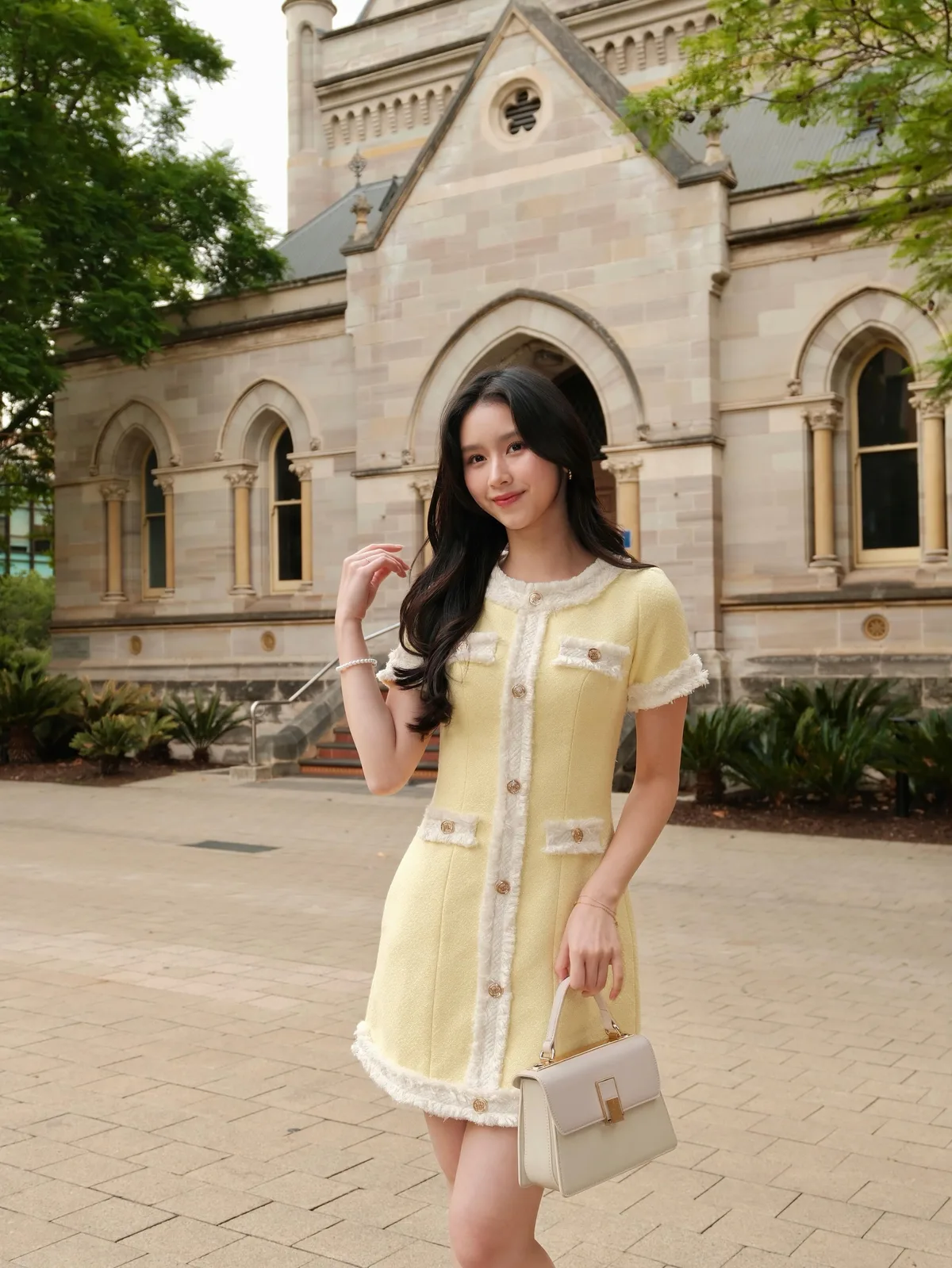 손잡이 핸드백, 직장부터 저녁 파티까지…톤 온 톤 매칭이 완성하는 품격