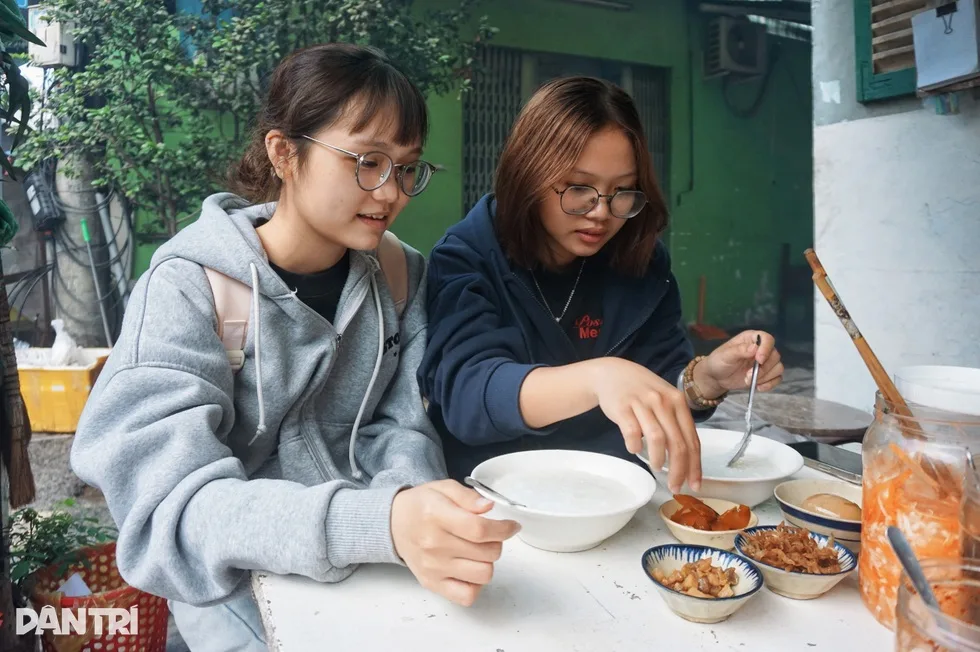 23년째 2000동 죽 지킨 호치민 가게, 아내 병환에도 문 다시 열어