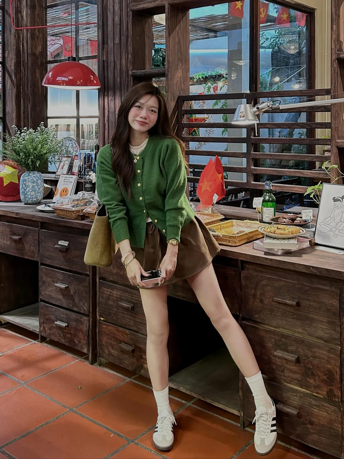 초록색 톤으로 거리부터 파티까지…밝기 조절이 세련된 스타일의 핵심