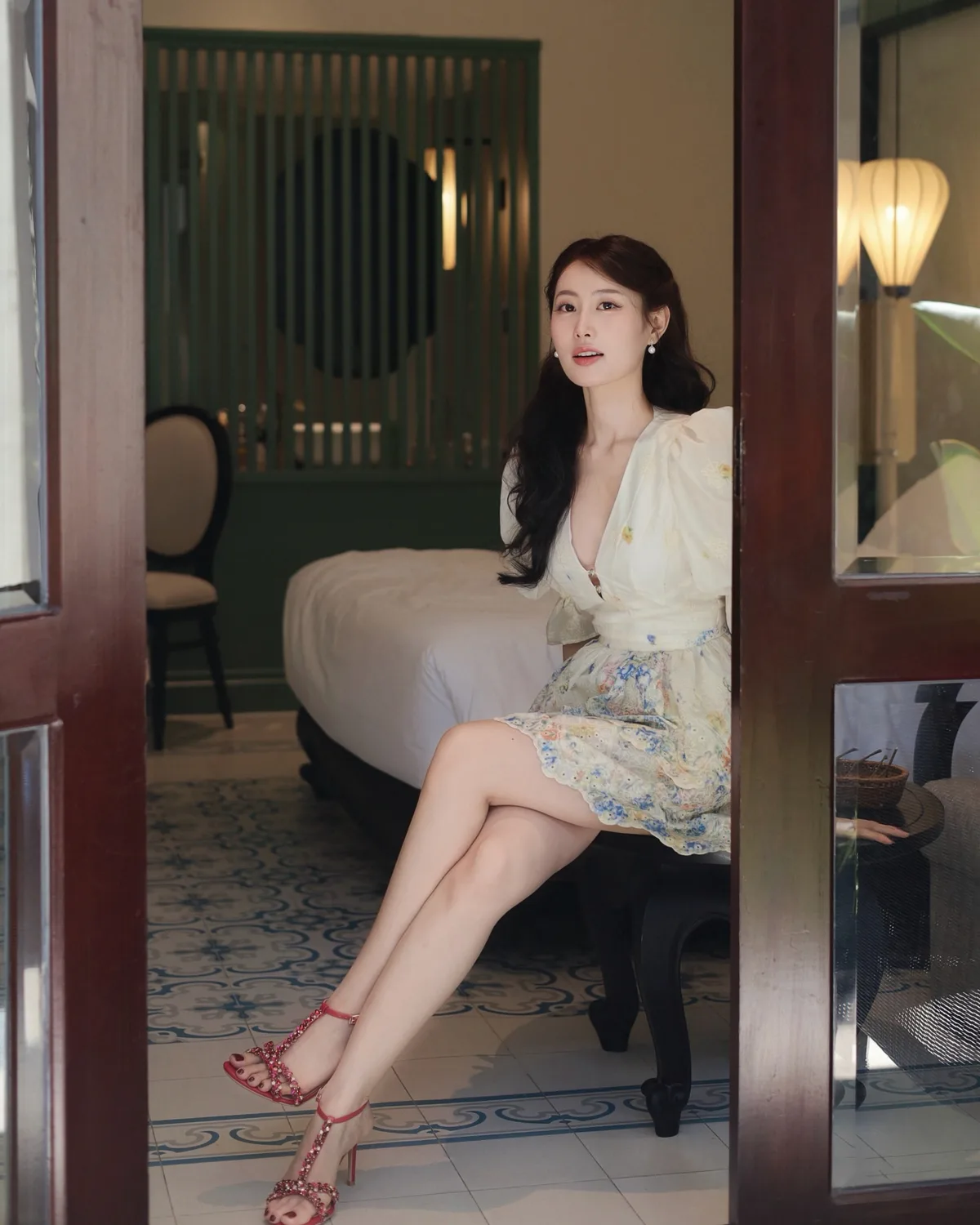 반짝이는 돌 장식 신발, 야외 행사에서 우아함의 포인트로 떠올라